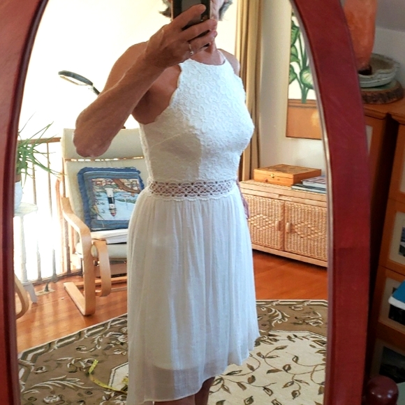 BCX DRESS Junior White Lace Keyhole Sleeveless Halter Knee Length Hi-Lo Dress, 9 - Picture 16 of 16